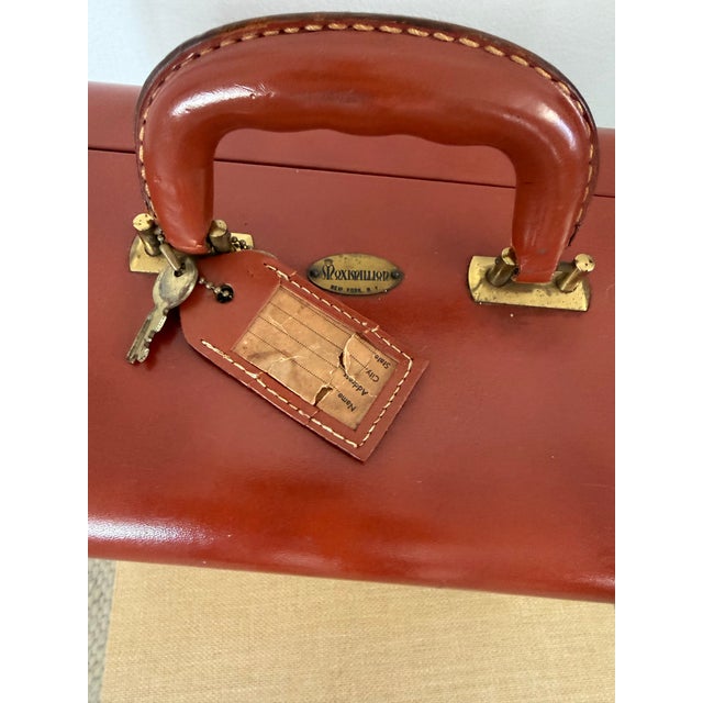 Rare Vintage 1940's Mad-Men Style Maximillian Leather Portable Bar Suitcase Complete With Original Glasses and Shaker For Sale - Image 10 of 11