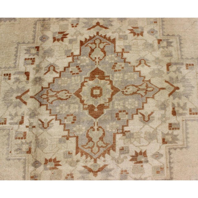 Mid 20th Century Floral Layered Medallion Vintage Turkish Oushak Rug in Cream Ivory Gray For Sale In Atlanta - Image 6 of 10