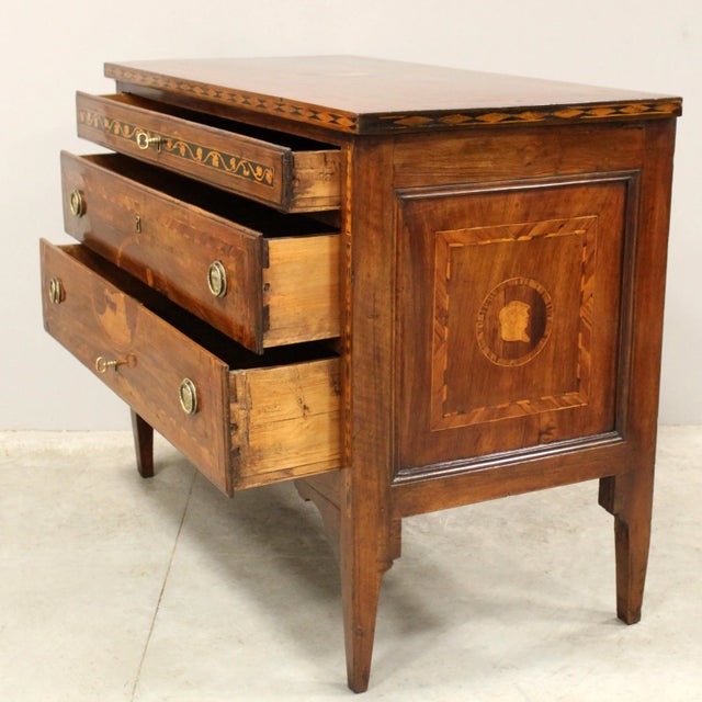 18th Century Italian Louis XVI Chest of Drawers in Walnut For Sale - Image 6 of 16