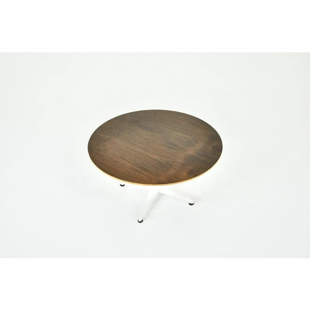 Table with wooden top and metal leg designed by George Nelson and produced by Herman Miller in the 1960s. Wear due to time...