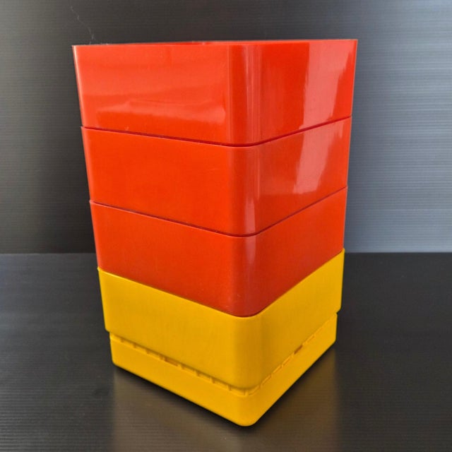 Good overall condition, with the usual signs of wear and scratches, particularly on the white elements. Length 15 cm....