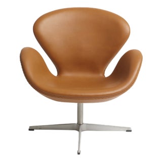Vintage Swivel Swan Chair in Cognac Leather by Arne Jacobsen for Fritz Hansen, 1950s For Sale