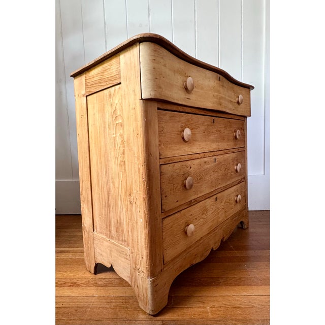 Early 19th Century American Scrubbed Pine Chest of Drawers For Sale - Image 10 of 11