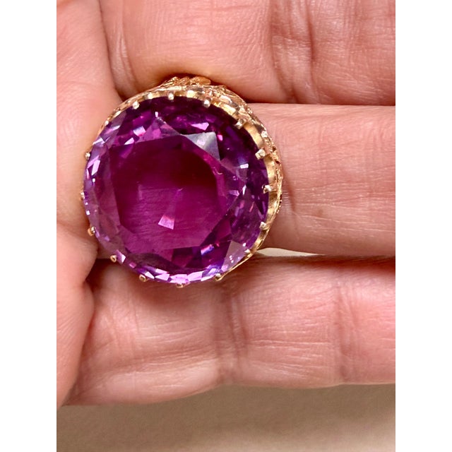 2020s 15 Carat Round Amethyst Cocktail Ring in 18 Karat Yellow Gold, 13.4 Gm For Sale - Image 5 of 8