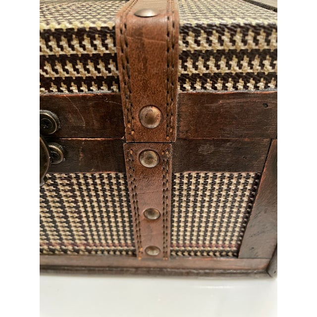 Ralph Lauren Vintage Leather & Houndstooth Storage Box – Ralph Lauren Style / Equestrian Home Decor For Sale - Image 4 of 11