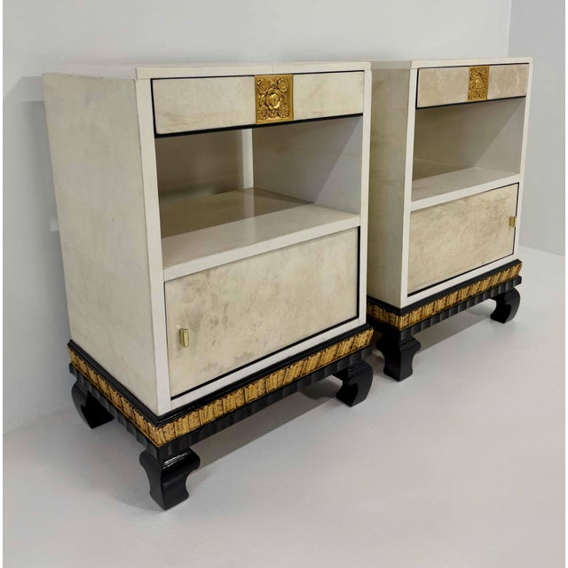 1940s Italian Art Deco Parchment, Gold Leaf and Black Lacquer Nightstands, 1940s, Set of 2 For Sale - Image 5 of 14
