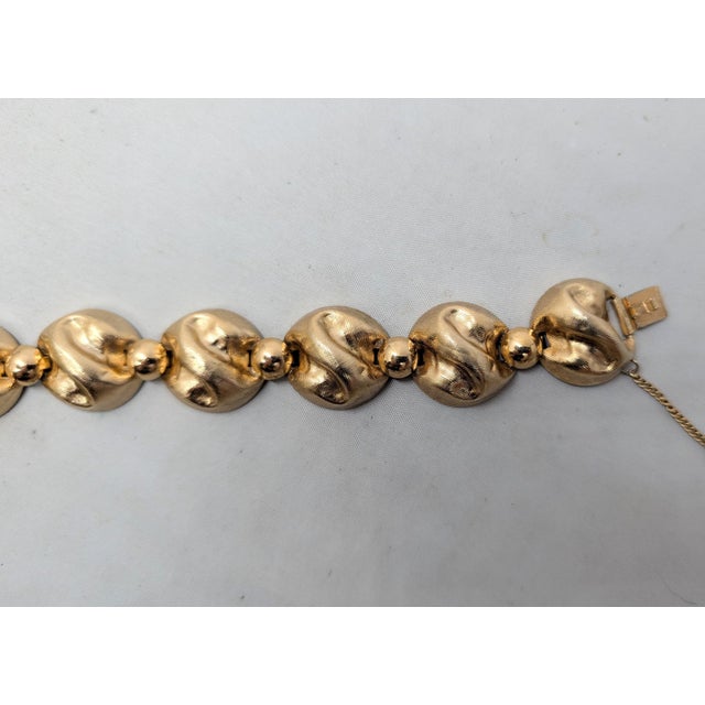 1950s Vintage 1950s Signed Napier Modernist Goldtone Textured Link Bracelet For Sale - Image 5 of 9