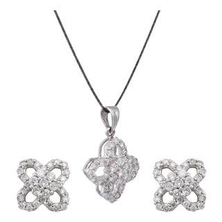 Natural diamond pendant set in 18k gold For Sale