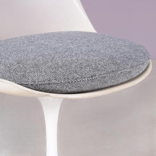 Tulip Side Chair in White Coated Aluminium with Plastic and Fabric Cushion by Eero Saarinen for Knoll Int. USA, 1970s For Sale - Image 10 of 12