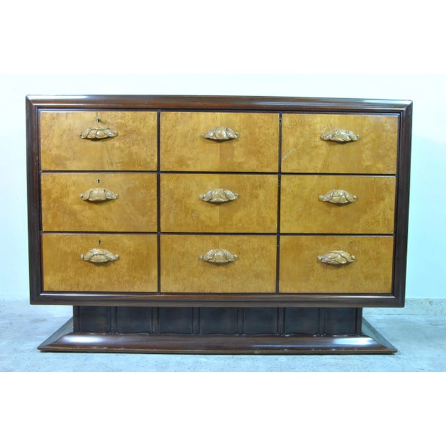 1940s Italian Maple & Mahogany Chest of Drawers with Black Lacquered Glass Top, 1940s For Sale - Image 5 of 5