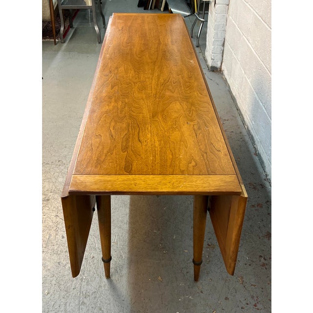 Mid-Century Walnut “Sophisticate” Drop-Leaf Dining Table Attributed to Tomlinson For Sale In New York - Image 6 of 16
