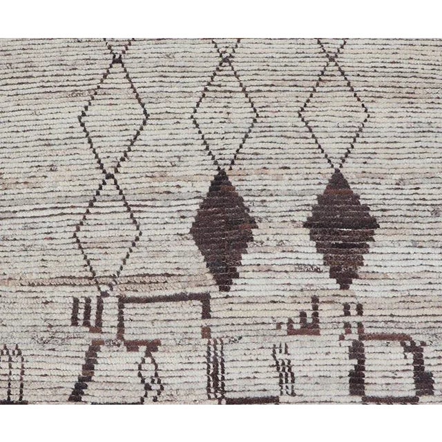 Early 21st Century Modern Hand-Knotted Runner in Wool With Diamond Design in Neutral Tones 3'4 X 9'8 For Sale - Image 5 of 10