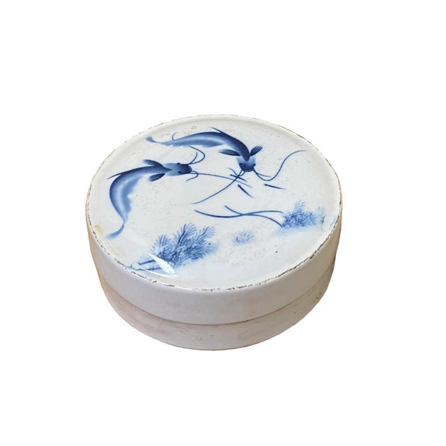 2010s Chinese Blue White Porcelain Fishes Graphic Round Box Display For Sale - Image 5 of 5