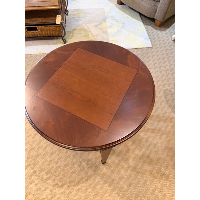 Late 20th Century Vintage Hekman Federal Style Inlaid Mahogany Round Occasional Table With Glass Top For Sale - Image 5 of 8