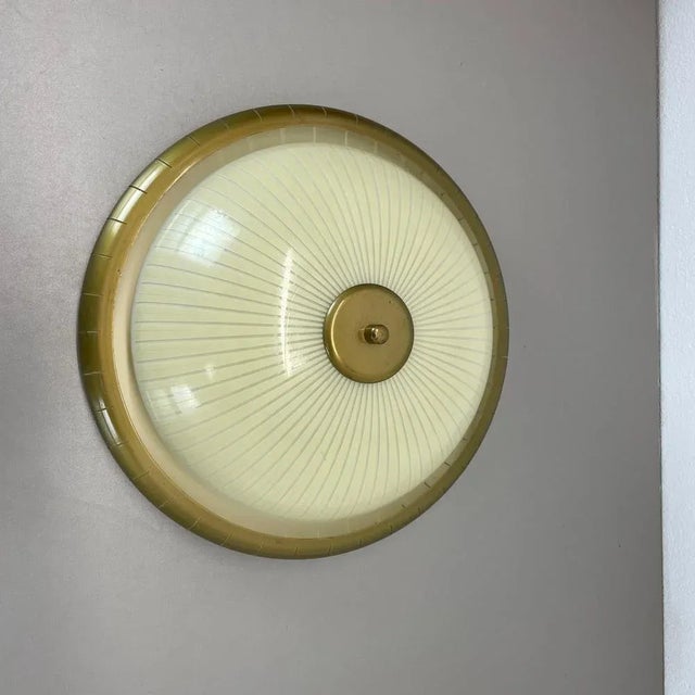 Round Metal Wall Light in the style of Gio Ponti, 1950s For Sale - Image 3 of 18