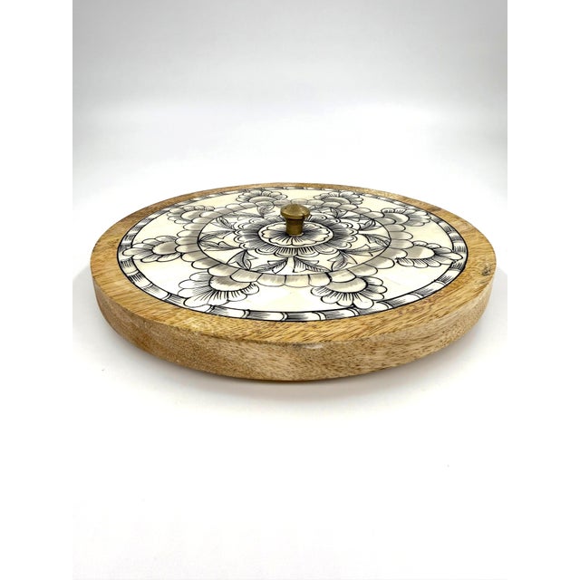 Antique White Handcrafted Indian Mango Wood Round Box With Hand Painted Floral Motif Bone Inlaid Lid For Sale - Image 8 of 9