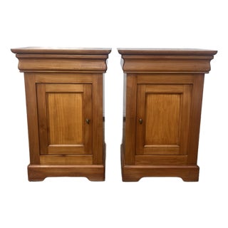 French 19th Century Louis Philippe Pair of Walnut Nightstands, Pair For Sale