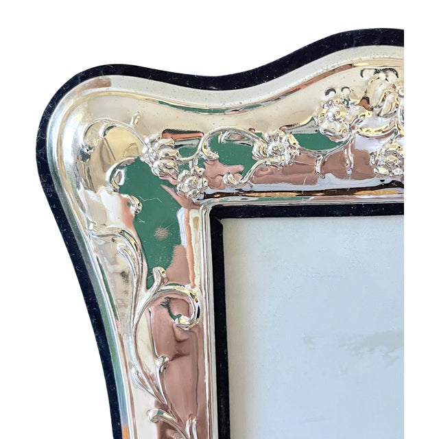 1980s 1980s Art Nouveau Style Silverplated Floral Picture Frame With Scalloped Silhouette for 3"x5" of 4"x6" Image For Sale - Image 5 of 13