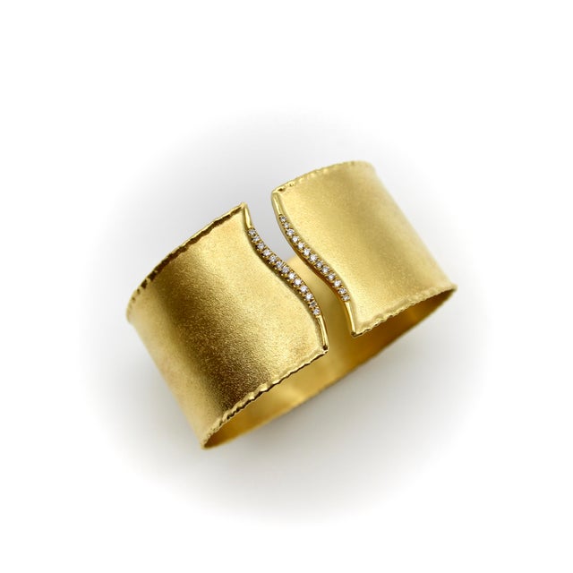 This Marika Desert Gold cuff is a gorgeous example of refined craftsmanship and organic lines. The 1 1/8” wide cuff has...