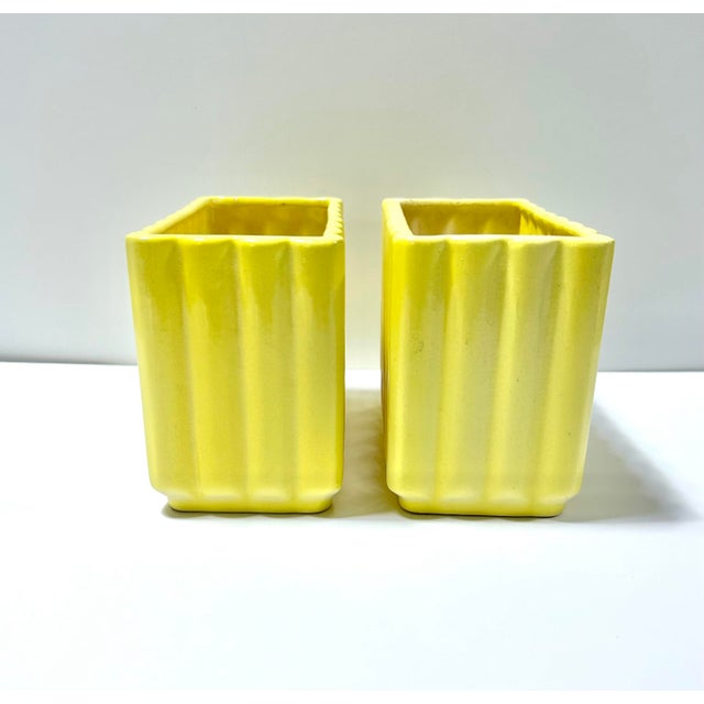1950s Pair of Vintage Yellow Ceramic Planters – Mid Century Modern Fluted Rectangular Cachepots For Sale - Image 5 of 7