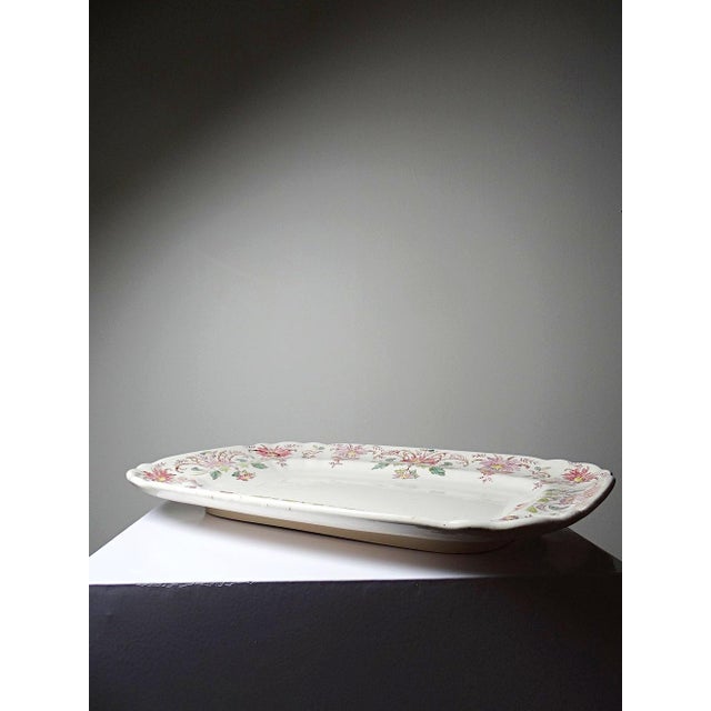 Large Antique Serving Platter in Polychrome Ironstone with Daisies from Longchamp, 1890s For Sale - Image 4 of 15