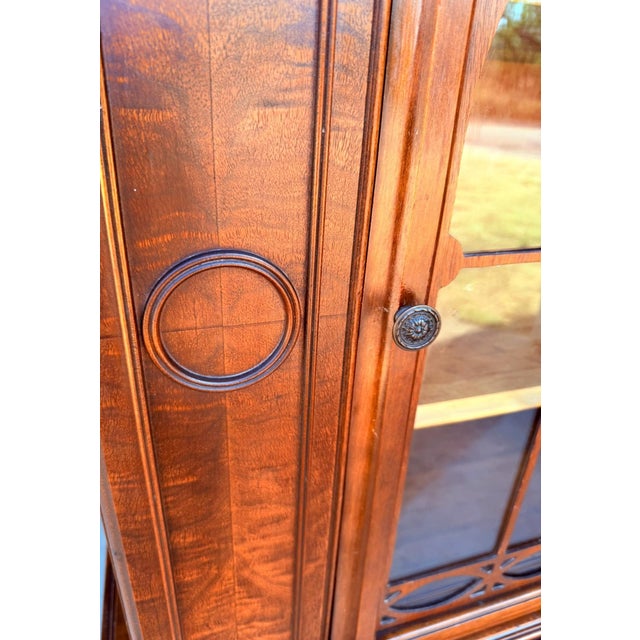 Antique 1920s Federal Hepplewhite Revival Walnut China Cabinet Display Hutch For Sale - Image 11 of 14