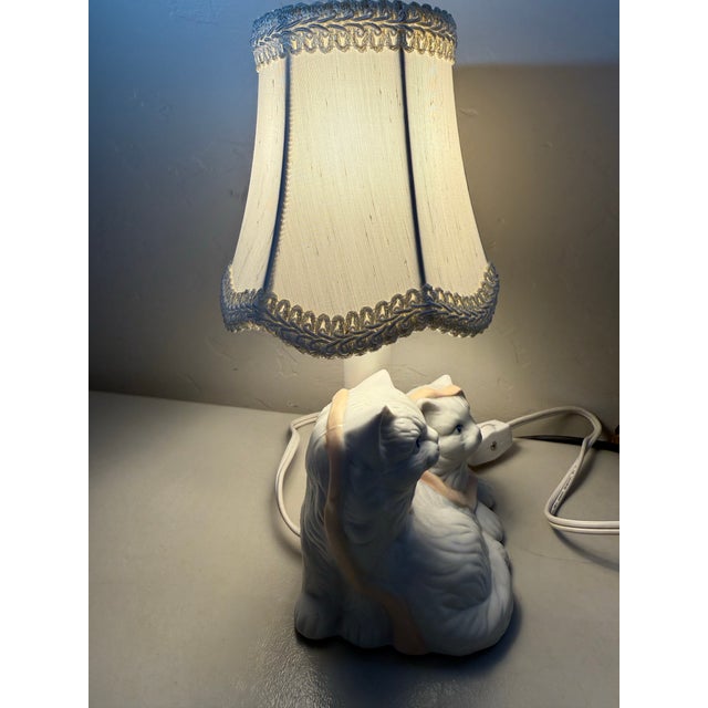 1980s Vintage Miniature Cat Accent Table Lamp White Persian Cats Ribbon Small With Cream Shade For Sale - Image 5 of 12