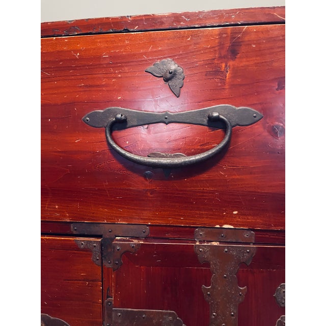 Auburn Antique Japanese Meiji/Taisho Era Two-Section Kiri Wood Isho Tansu Chest, C. 1900–1920 For Sale - Image 8 of 9