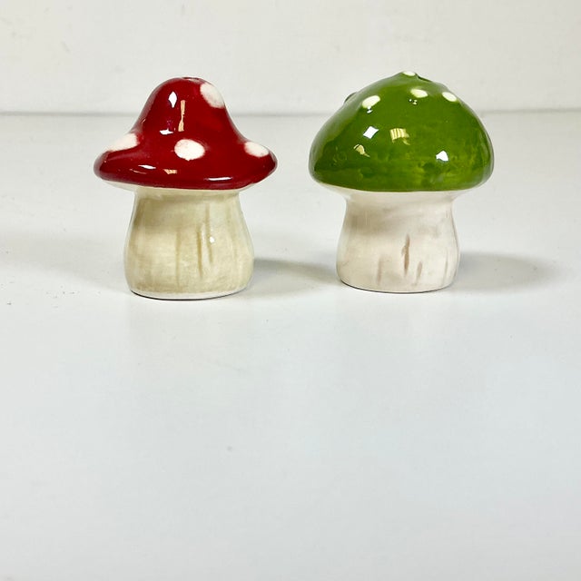 Ruby Red 1940s Vintage Boho Chic Hollywood Regency Mushroom Salt & Pepper Shakers - A Pair. For Sale - Image 8 of 10