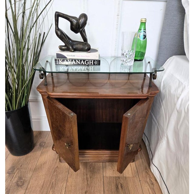 Mid-Century Italian Art Deco Style Walnut Bedside Tables with Glass Tops, 1950s, Set of 2 For Sale - Image 4 of 10