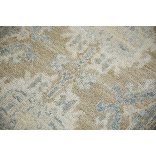 This modern Turkish Oushak rug is a stunning piece of art that has been handwoven using traditional techniques by skilled...