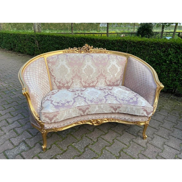 1900s French Louis XVI Pink Damask Beech Settee – 1 Pc For Sale - Image 6 of 9