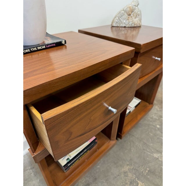 Mid-Century Modern Vintage Pair of Walnut Nightstands For Sale - Image 3 of 9