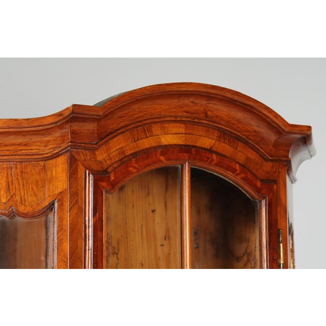 Antique Corner Cabinet in Walnut, 1775 For Sale - Image 4 of 14
