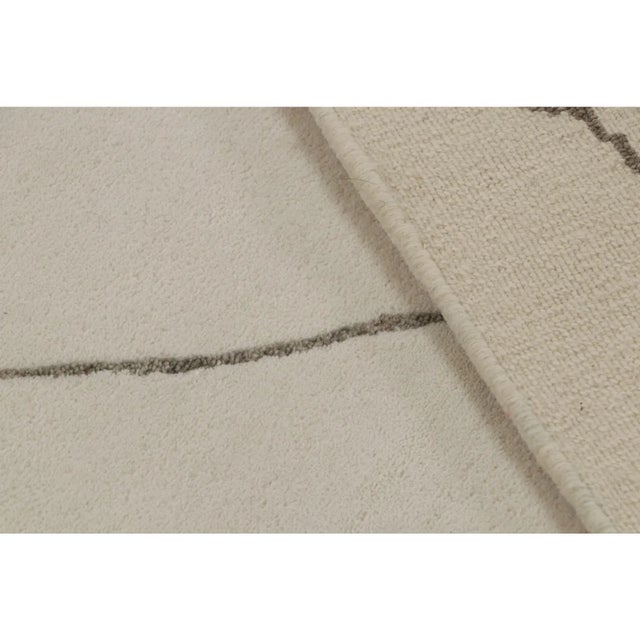 Textile Rug & Kilim’s White Minimalist Mid-Century Modern Style Rug in Geometric Pattern For Sale - Image 7 of 7