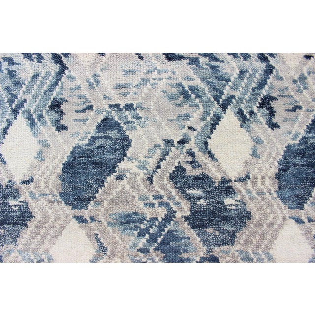 Early 21st Century Oversized Modern Diamond Designed Indian Area Rug in Blue, Gray, and White 12'1 X 14'11 For Sale - Image 5 of 14