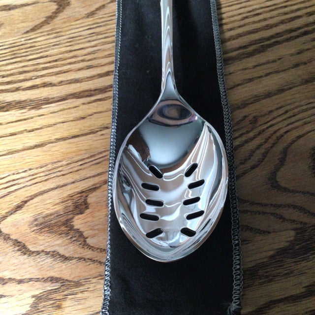 Traditional Georgian Style Pierced Serving Spoon and Georgian Style Solid Serving Spoon Georgian Style Silver Plated - A Pair For Sale - Image 3 of 13