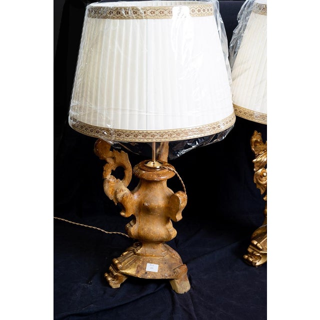 Antique Louis XV Lamps in Gilded and Carved Wood, Naples, 18th Century, Set of 2 For Sale - Image 6 of 7