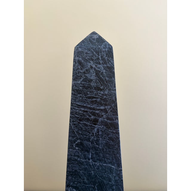 Maitland - Smith Neoclassical Faux Marble Obelisk With Brass Mounts For Sale - Image 4 of 11