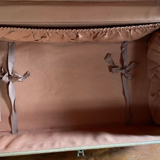 Mid-Century Tweed Travel Case Suitcase With Peach Satin Interior For Sale - Image 11 of 12