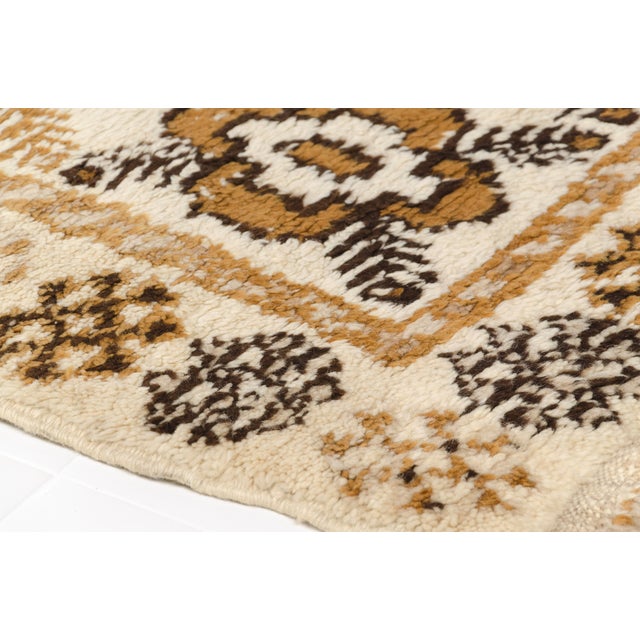 Off-white Mid 20th Century Handwoven Turkish Area Rug For Sale - Image 8 of 10