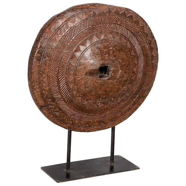 Antique Wagon Wheel on Metal Stand | Farmhouse Country Log Cabin Décor | Primitive Display |Rustic Distressed Solid Wood Wheel Sculpture For Sale In Houston - Image 6 of 6