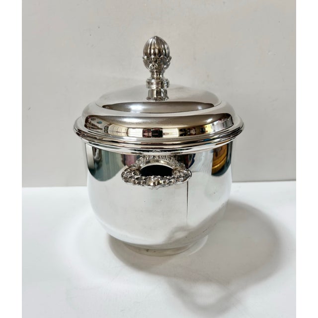 Mid 20th Century Vintage Silverplate Ice Bucket With Glass Liner – English Silver Mfg. Corp. For Sale - Image 5 of 12