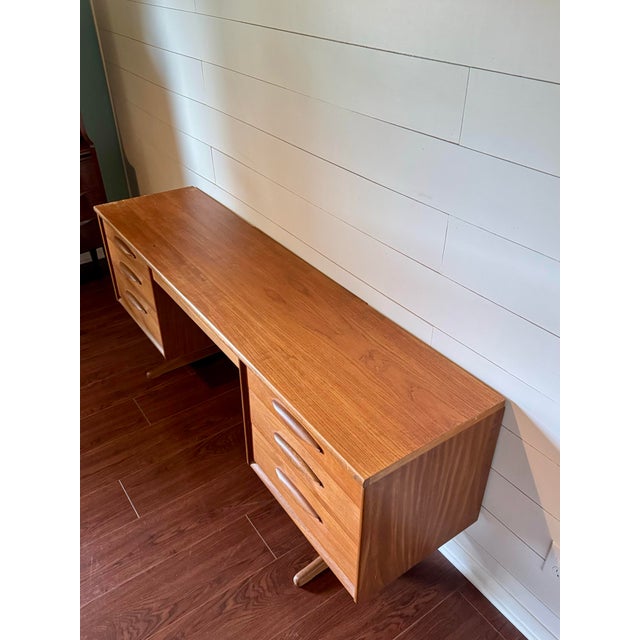 A Mid Century Modern Teak Vanity Dressing Table by Austin Suite, Circa 1960s., Attributed For Sale - Image 11 of 12