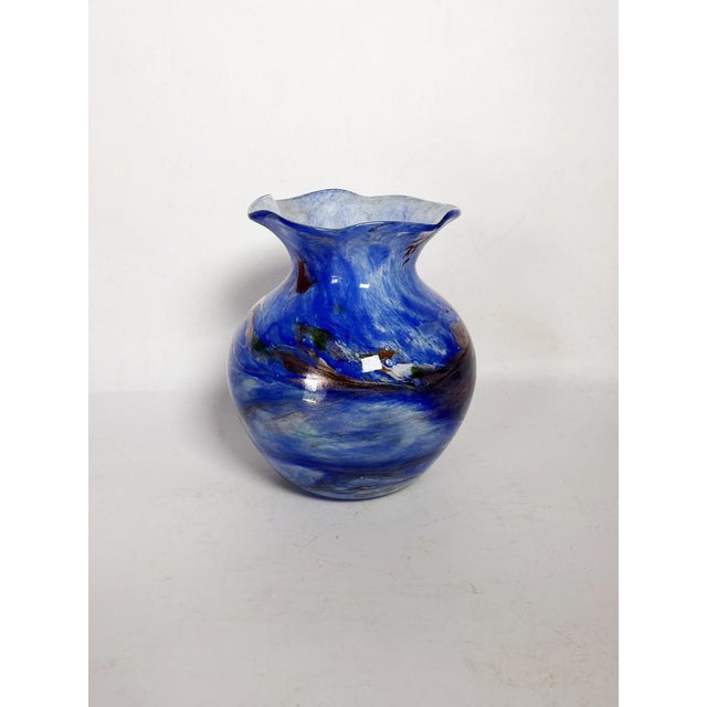 An elegant Italian blown glass vase dating from the 1970s. It is distinguished by its generous shape with organic lines...