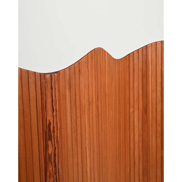 Pine screen with honeycomb structure, wavy top profile, and original Jomain Baumann labels. Made in France, 1950s. The...
