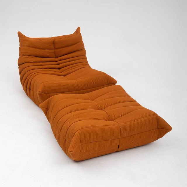 Ligne Roset Togo Lounge Chair and Pouf in Orange Tissue by Michel Ducaroy for Ligne Roset, 1973, Set of 2 For Sale - Image 4 of 18
