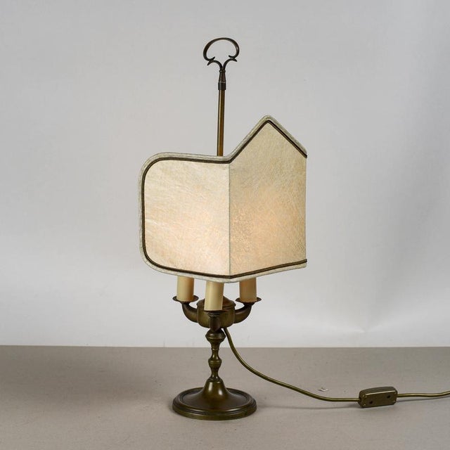 This vintage table lamp represents an elegant example of period lighting, recalling the refined style of classic...