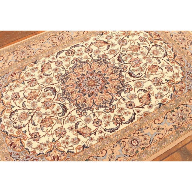 Middle Eastern Rug in Wool For Sale - Image 4 of 10