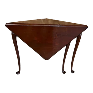 Mid 20th Century Biggs Queen Anne Style Mahogany Gate Leg Table